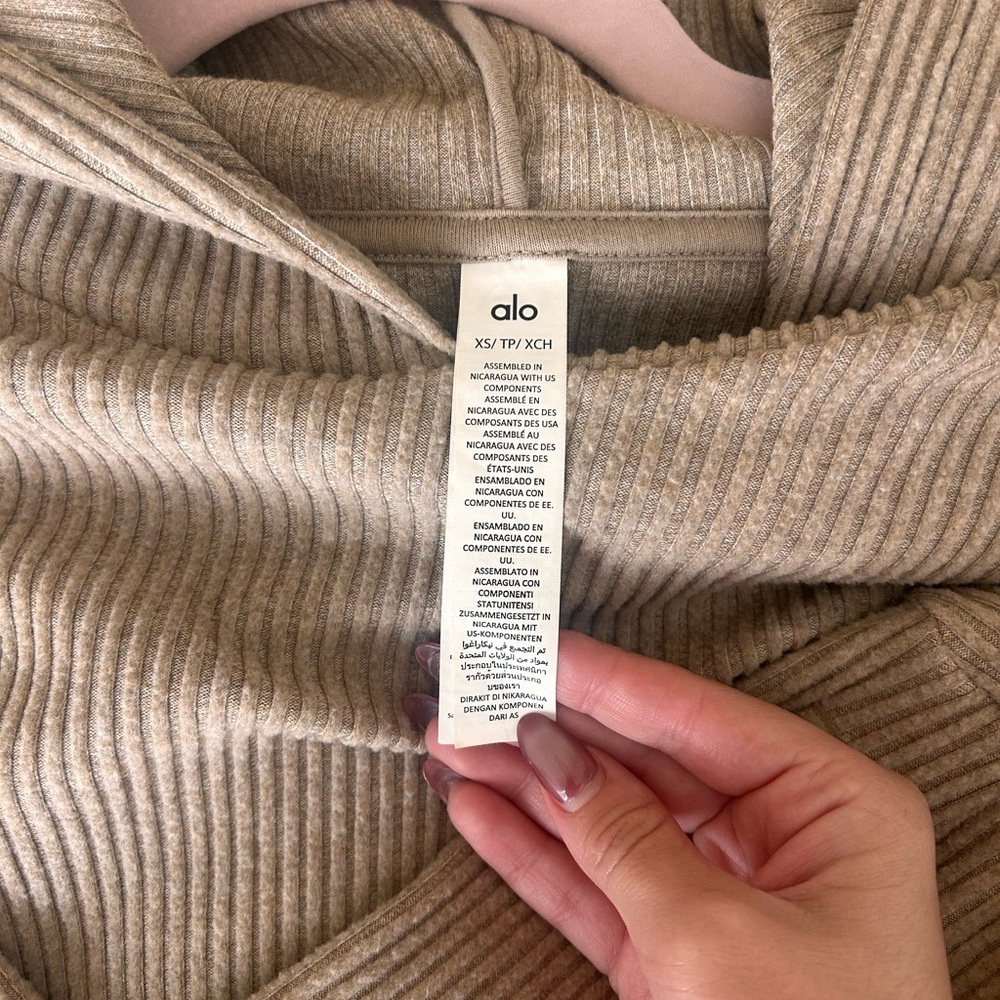 ALO Yoga Tan Ribbed Women Sweater and Sweatpants - Picture 4 of 9